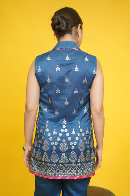 Riwaayat Collar jacket with crop bustier and straight pants