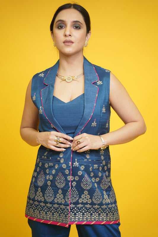 Riwaayat Collar jacket with crop bustier and straight pants